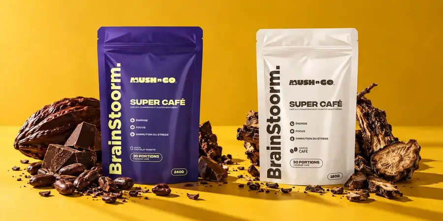 Busta di Brainstoorm Cioccolato con un frutto di cacao, fave di cacao e pezzi di cioccolato, accanto alla busta di Brainstoorm Caffè con radici di cicoria tostata, su fondo giallo senape