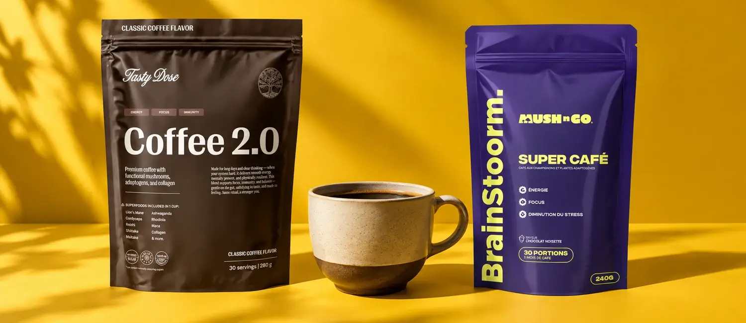 Busta di Coffee 2.0 di Tasty Dose e busta di Brainstoorm di Mush N Go ai lati di una tazza di bevanda scura, su fondo giallo ocra