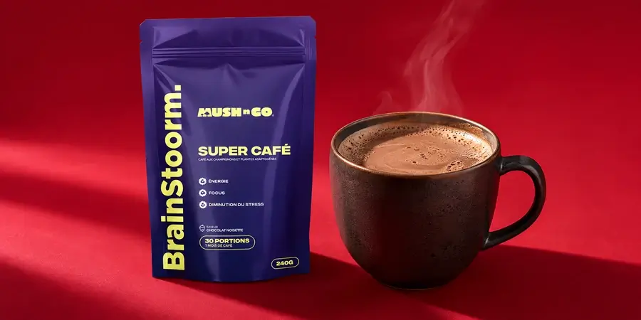 Busta di Brainstoorm di Mush N Go e tazza di bevanda al cioccolato appena preparata su fondo rosso ciliegia