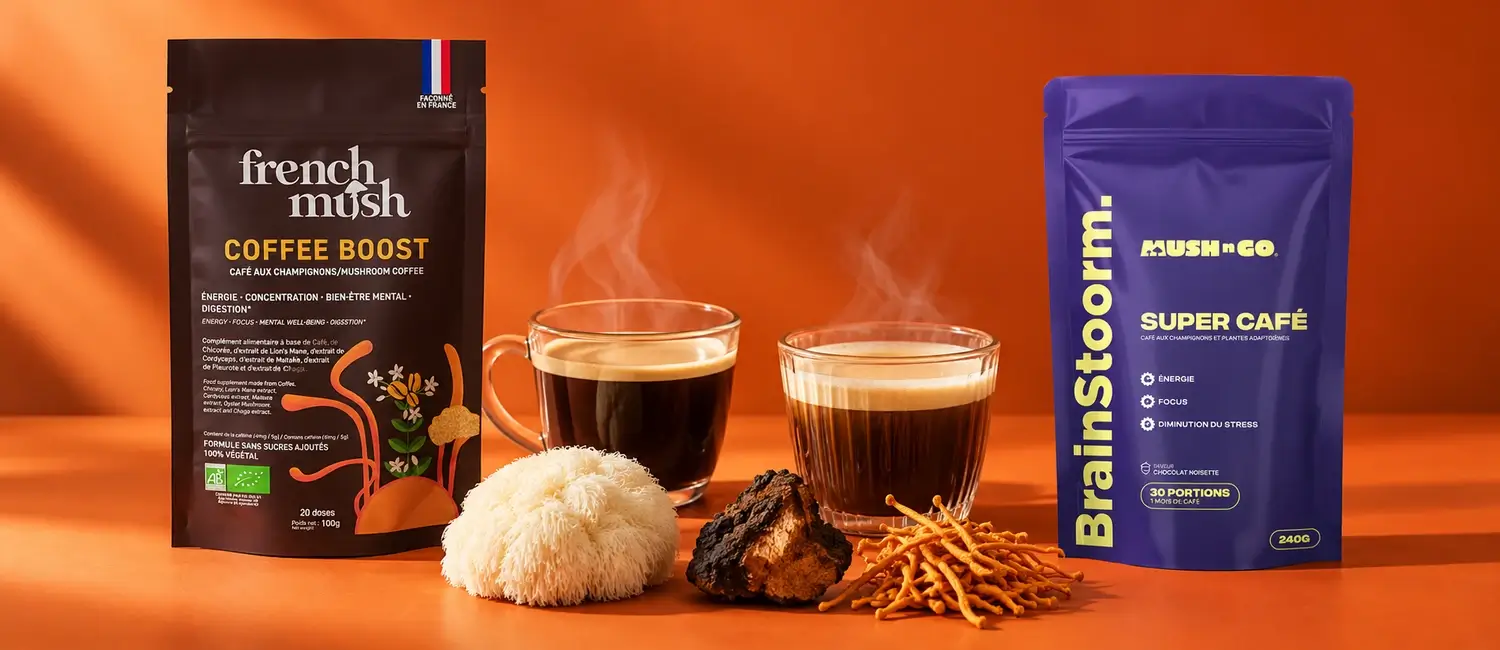 Confezione di French Mush Boost Caffè e busta di Brainstoorm di Mush N Go alle due estremità, con due tazze, lion's mane, chaga e cordyceps al centro, su fondo arancio bruciato