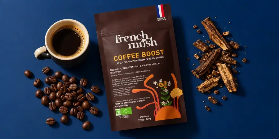Confezione di French Mush Boost Caffè tra chicchi di arabica con una tazza di caffè nero e radici di cicoria tostata, su fondo blu notte