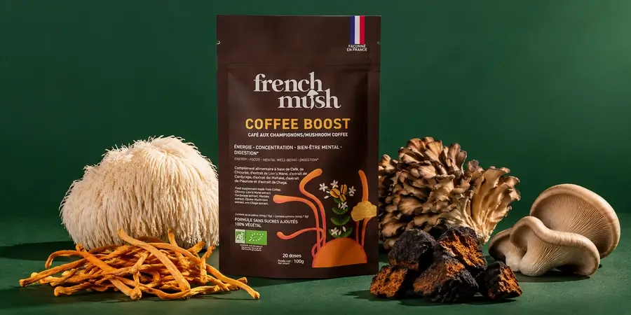 Confezione di French Mush Boost Caffè tra lion's mane, cordyceps, maitake, pleurotus e pezzi di chaga, su fondo verde abete