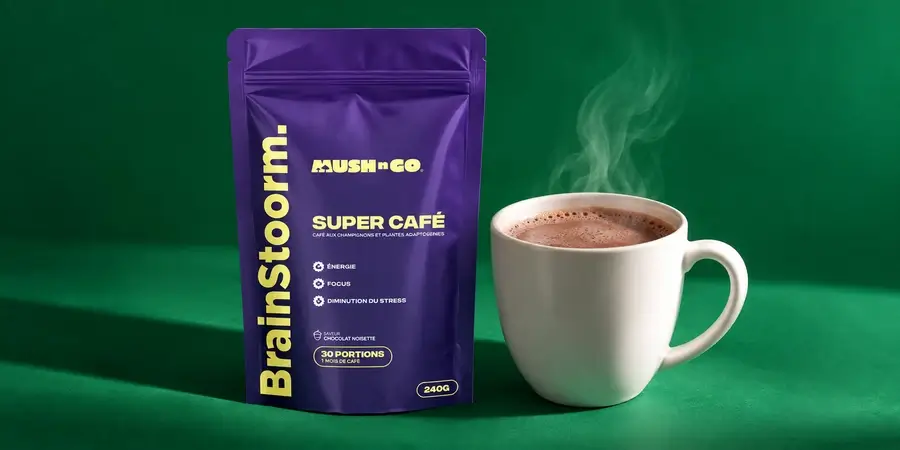 Busta viola di Brainstoorm di Mush N Go accanto a una tazza fumante di bevanda al cacao su fondo verde smeraldo